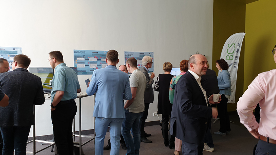 Foto FAMOS User Forum 2019: Stände & Präsentationen im gut besuchten Foyer