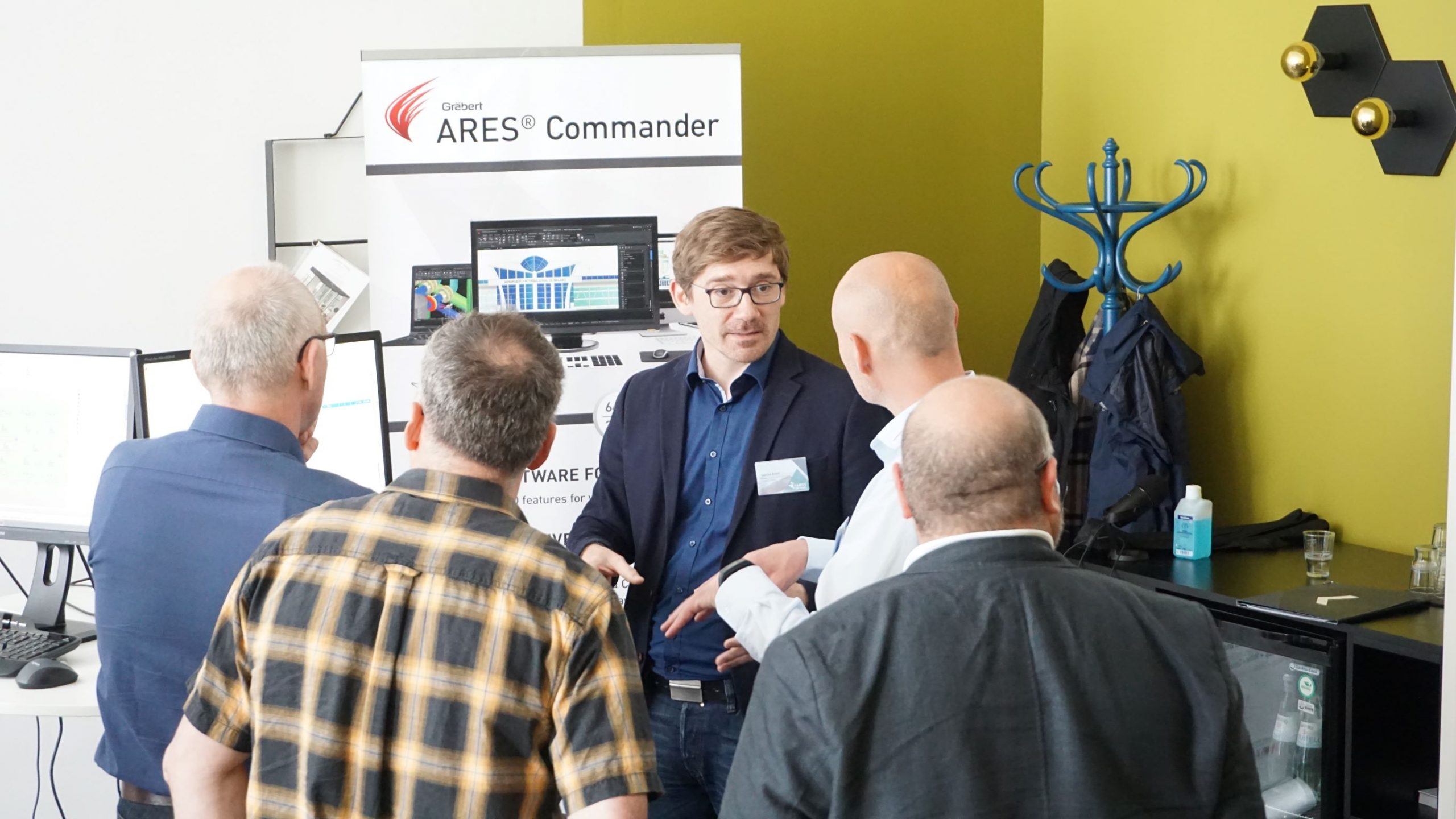 Menschen im Gespräch am Infostand der Gräbert GmbH