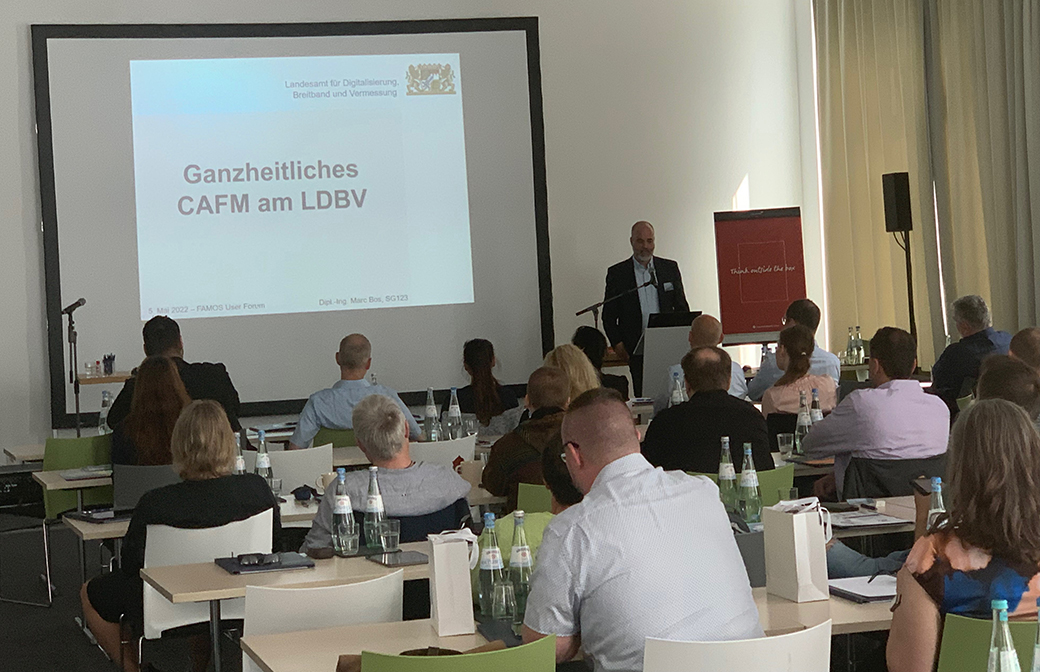 Marc Bos zu Beginn seines Vortrages zum Ganzheitlichen CAFM des Landesamtes für Digitalisierung, Breitband und Vermessung (LDBV) Bayern