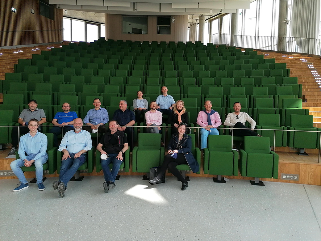 Gruppenfoto im Auditoriums im Neubau der Sächsischen Aufbaubank zu Beginn der Führung