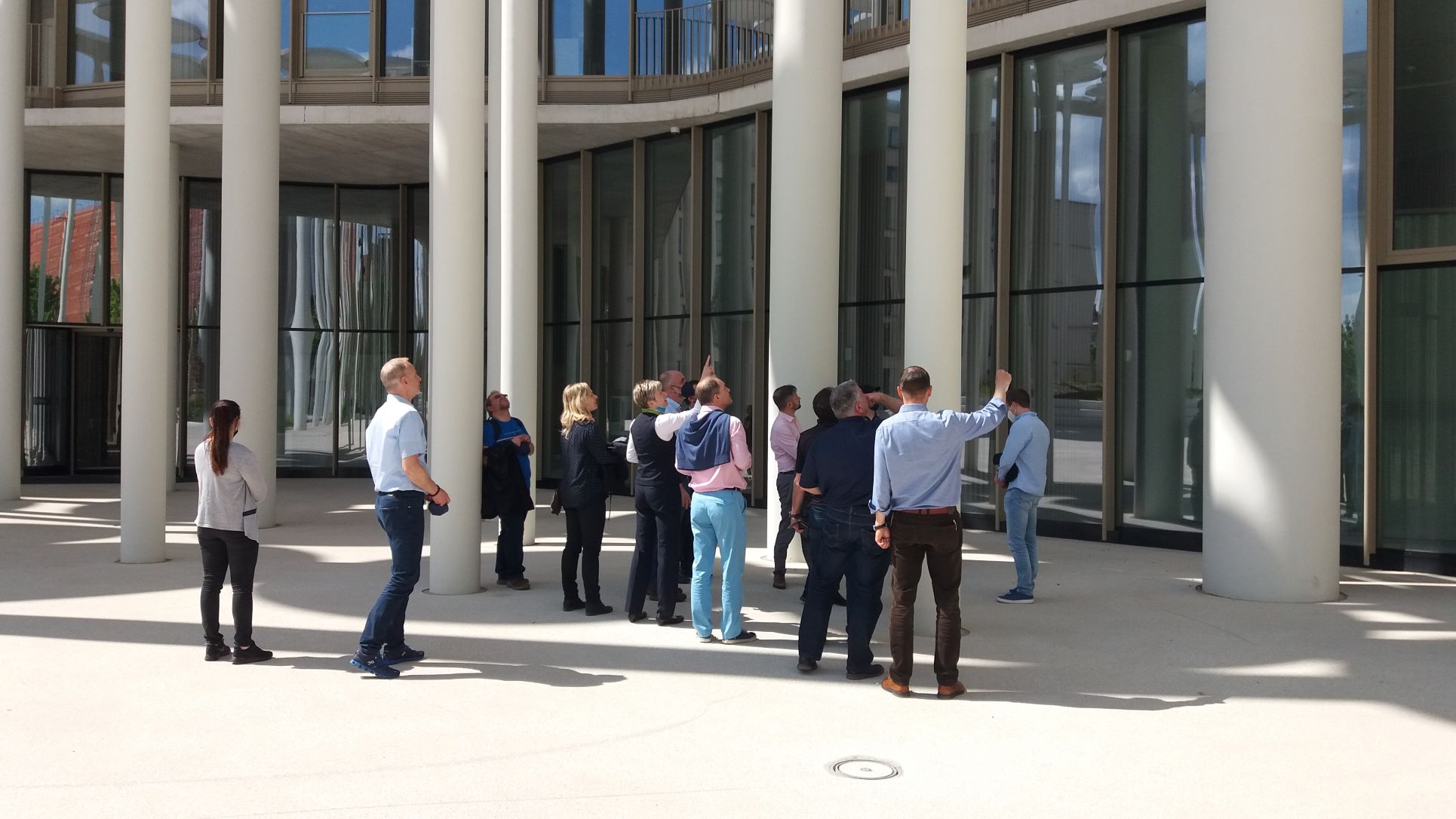 Gruppe von FAMOS-Usern steht vor dem Neubau der Sächsischen Aufbaubank und bestaunt die Fassade