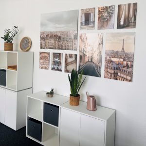 Foto neu gestaltes Büro: Wand mit Regalen und Bildern von Paris.